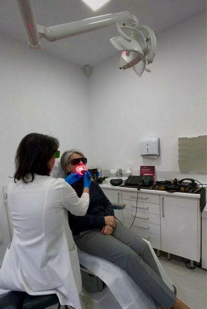 Terapie laser THOR LED Lollipop pentru mucozita orala in timpul tratamentului oncologic