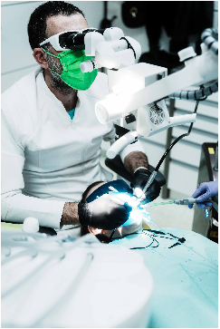 doctor lucrand la microscop 2